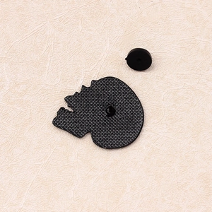 Vue détaillée du dos d'une épingle punk avec texture de grille et fermoir en caoutchouc