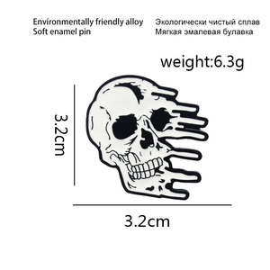 Détail de la broche punk tête de mort fondante en alliage avec dimensions et poids de 6.3g