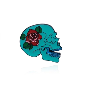 Épingle en émail punk avec crâne bleu sarcelle orné d'un motif de rose rouge