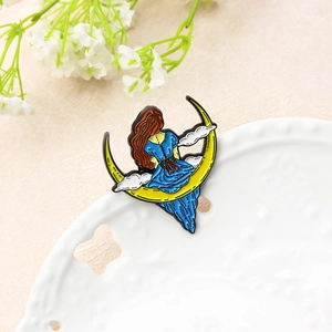 Broche en Émail de Dessin Animé Alliage Fille Assise sur la Lune et les Nuages Robe Bleue Cheveux Roux Bijoux Femme