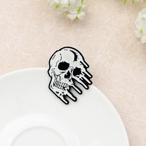 Broche en émail style punk avec crâne au design fondu créatif sur une assiette