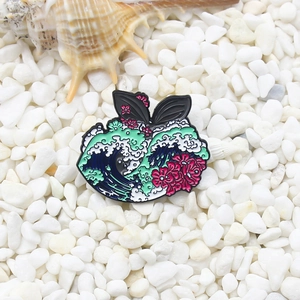 Broche en émail vagues avec fleurs rouges et oreilles de chat sur galets blancs