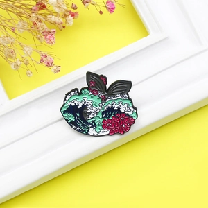 Épingle en émail artistique avec vagues Ukiyo-e, queue de baleine et fleurs de cerisier