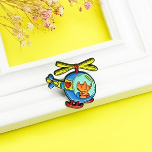Broche en émail chat orange dans un hélicoptère bleu avec hélice jaune et cœur rouge