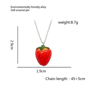 Collier chic avec pendentif fraise 3D rouge et détails de feuilles sur chaîne fine