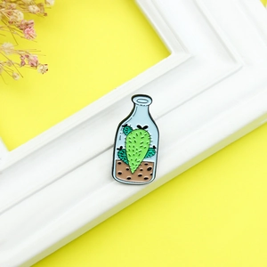 Broche en émail cactus en bouteille sur fond jaune avec décoration de fleurs séchées