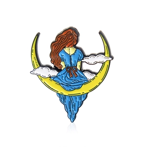 Broche en émail montrant une fille en robe bleue assise sur un croissant de lune jaune