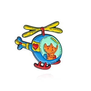 Broche en émail chat orange pilotant un hélicoptère bleu avec un motif de cœur rouge