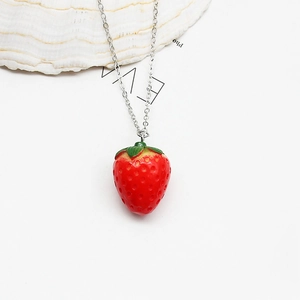 Collier pendentif fraise à la mode en résine rouge avec chaîne en métal argenté