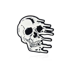 Broche tête de mort fondante style punk en émail noir et blanc avec finition goutte d'huile