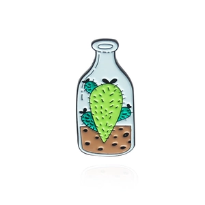 Broche en émail cactus dans une bouteille en verre avec contours en métal noir et ombre