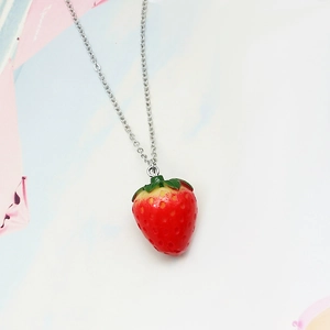 Collier avec pendentif fraise 3D réaliste en résine rouge et chaîne fine argentée