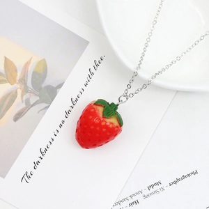 Collier Pendentif Fraise Dessin Animé en Alliage Émail Doux Design de Fruit Bijoux pour Femmes Filles Quotidien Collier Rouge