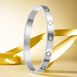Bracciale rigido ovale color argento con pietre luccicanti e motivi a quadrifoglio