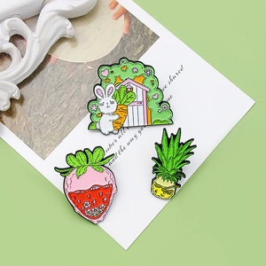 Broches en Alliage Émaillé Dessin Animé Mignon Ananas Fraise Lapin Blanc Tenant Carotte Épingles pour Femmes Enfants Bijoux de Mode Accessoires