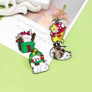 Broche en Alliage Émaillé Chat de Noël Dessin Animé Père Noël Renne Chaton Boîte Cadeau Sapin Badge Bijoux Fête Unisexe