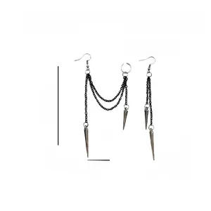 Vue détaillée de boucles d'oreilles noires asymétriques avec pendentifs à pointe