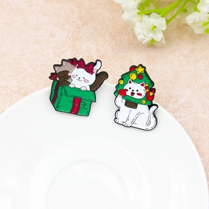 Broches créatives en émail de chat de Noël avec des motifs de boîte cadeau et renne