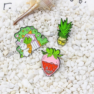 Broches en émail avec lapin carotte ananas et fraise sur des pierres blanches