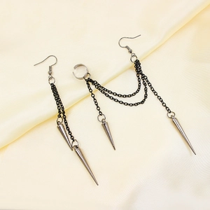 Boucles d'oreilles punk asymétriques avec pendentifs à pointes noires et triple chaîne unisexe