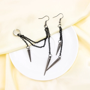 Boucles d'oreilles asymétriques en métal noir style punk avec chaînes et pointes