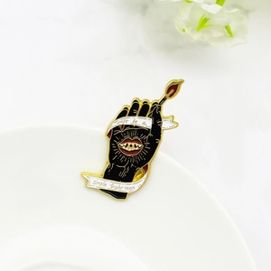 Broche Main en Alliage Émaillé Créative Avec Allumette Allumée et Ruban Lettré Style Pop Art Surréaliste Épingle de Revers Bijoux Unisexe pour Fête