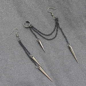 Boucles d'oreilles punk asymétriques avec chaînes noires et pointes métalliques