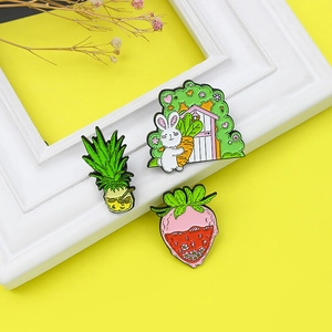 Broches en émail dessin animé avec lapin, fraise et ananas sur un fond jaune vif élégant