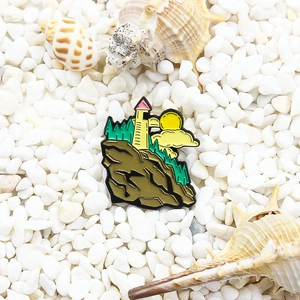 Broche phare en émail avec nuages au coucher du soleil et montagnes, design épuré