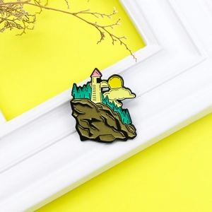Broche en émail paysage phare montagne avec pins et nuages sur fond jaune vif