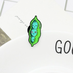 Épingle en émail créative en forme de cosse de pois avec trois petits pois bleus mignons