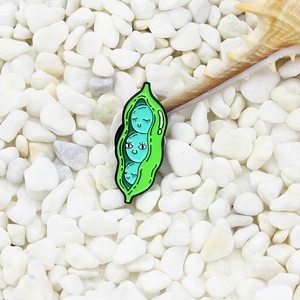 Broche émaillée mignonne en forme de cosse de pois avec fèves bleues sur pierres