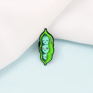 Broche en émail mignonne cosse de pois avec des pois cartoon sur un tissu texturé