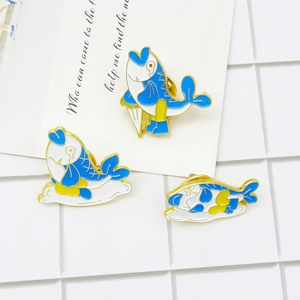 Lot de trois broches en émail en forme de carpe koi avec parapluie et bottes de pluie