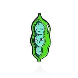 Broche en émail cosse de pois mignonne avec visages de dessins animés sur fond blanc