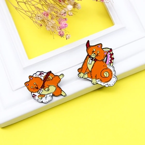 Lot de deux adorables épingles en émail Shiba Inu orange avec colliers sur fond jaune vif