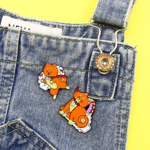 Broches en émail mignonnes Shiba Inu avec capes rouges sur tissu en denim bleu