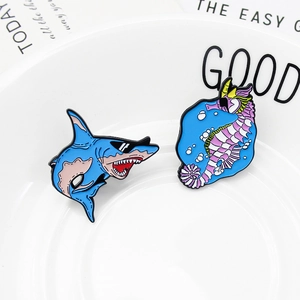 Set di spille in smalto con un simpatico squalo blu con occhiali e un cavalluccio marino