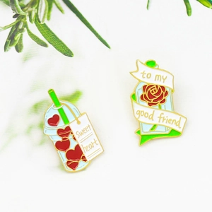 Broche en Alliage Émaillé Dessin Animé Tasse de Boisson Cœur et Bouteille de Rose Design Badge d'Amitié Doux pour Vêtements Sacs Bijoux