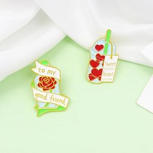 Set de pin's en émail rose et thé au lait cœur avec ruban pour les bons amis