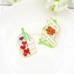 Ensemble de broches émaillées boisson cœur et rose dans un plat en céramique
