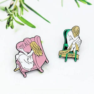 Broche en Email Artistique de Dessin Animé Femmes Alliage Métal Fille sur Canapé Design de Coeur Sac à Dos Badge Bijoux Cadeau