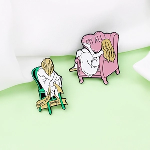 Broches en émail chic avec filles sur canapé, coussin en cœur et ruban de texte
