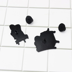 Vue arrière des broches en émail en alliage avec fermoirs papillon noirs et supports