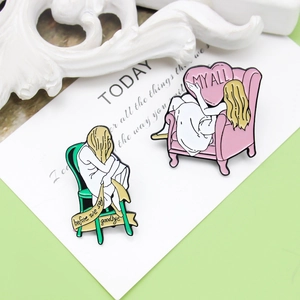 Broches en émail artistique représentant une fille sur un canapé avec un cœur et un texte