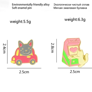 Broches en émail chat gris en voiture et machine de jeu avec dimensions et spécifications