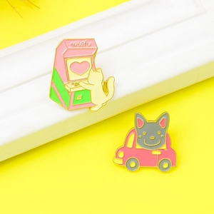 Lot de pins émaillés avec chat en voiture rose et borne d'arcade sur fond jaune vif