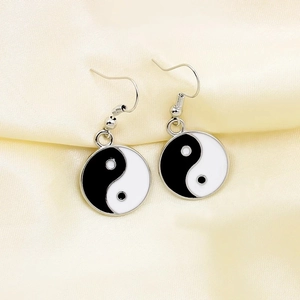 Orecchini Yin Yang Tai Chi in smalto bianco e nero con ganci in metallo argentato