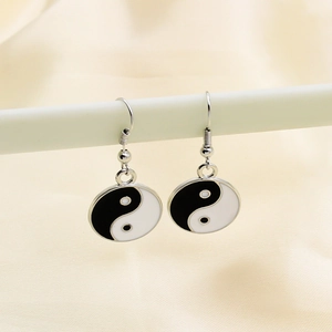Orecchini pendenti Yin Yang Tai Chi creativi in smalto nero e bianco con ganci