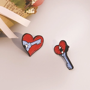 Lot de pins émaillés cœur et clé avec design d'œil surréaliste pour couples sur fond beige